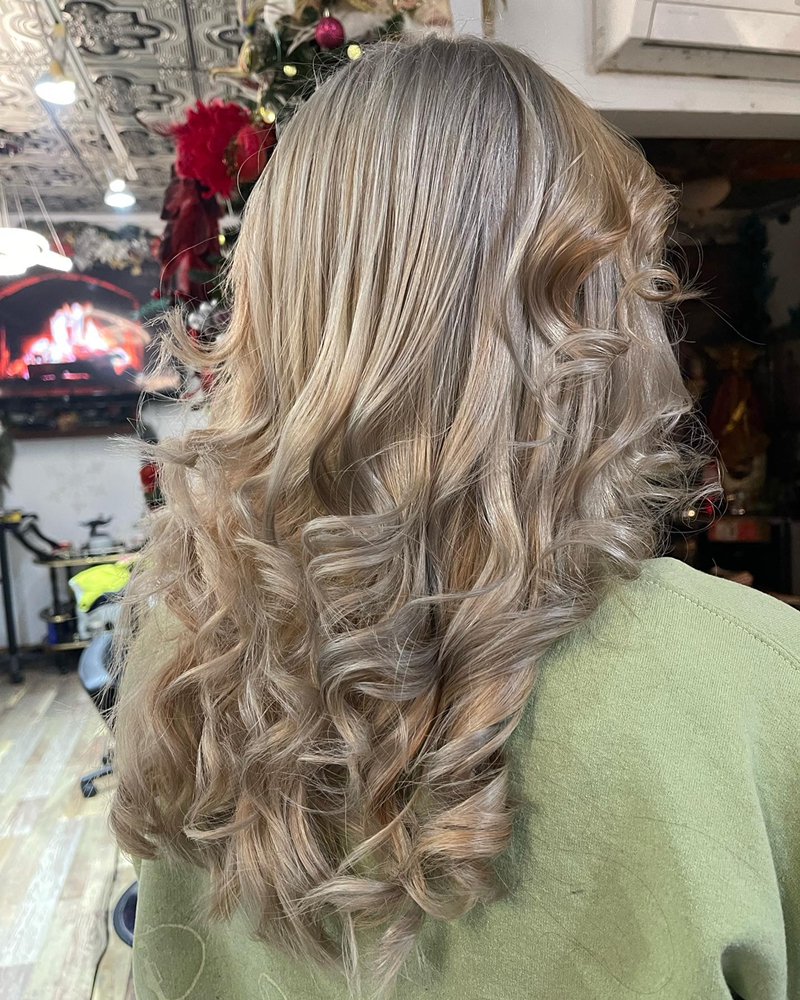 Daniel Lynn Salon