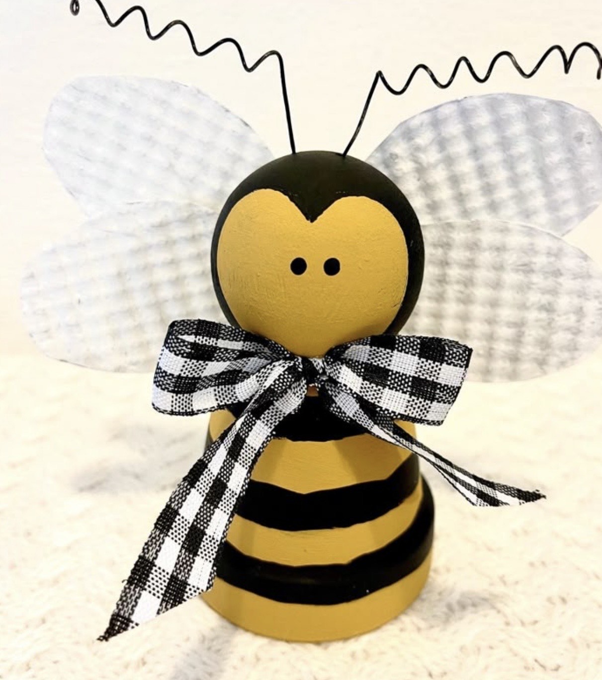 Bee Clay Pot Shelf Sitter